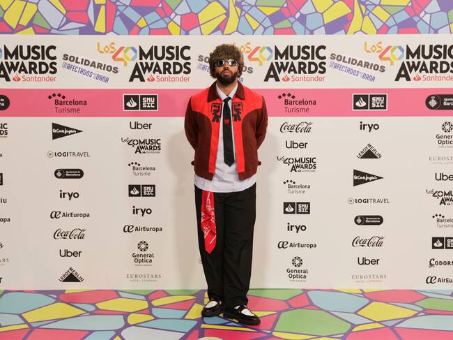 'El bicho raro', que también se subió al escenario de LOS40 URBAN Shocase, ha posado con tremendo piquete en la alfombra roja. El detalle de su chaqueta lleva impreso su sello de identidad.
