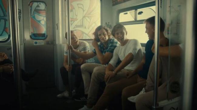 Este es el vestuario que One Direction lleva en el videoclip de 'What Makes You Beautiful'.