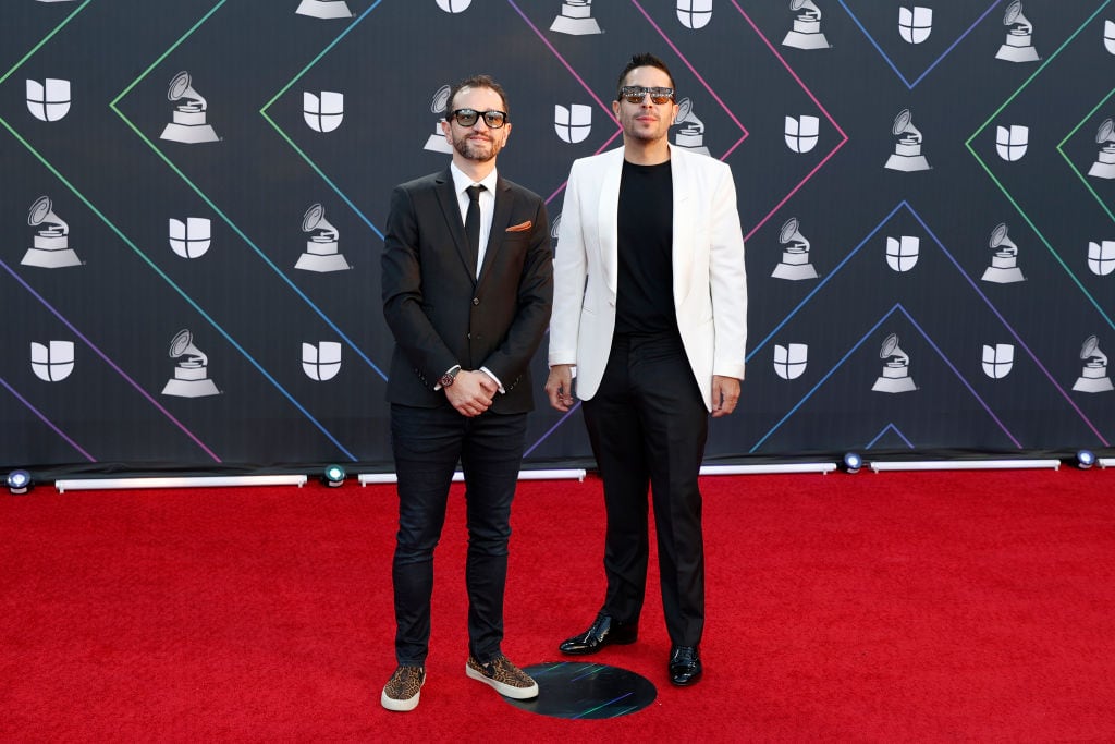 Andres Torres y Mauricio Rengifo en los Latin Grammys en 2021. Arturo Holmes/Getty Images