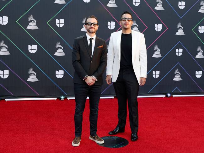 Andres Torres y Mauricio Rengifo en los Latin Grammys en 2021. Arturo Holmes/Getty Images