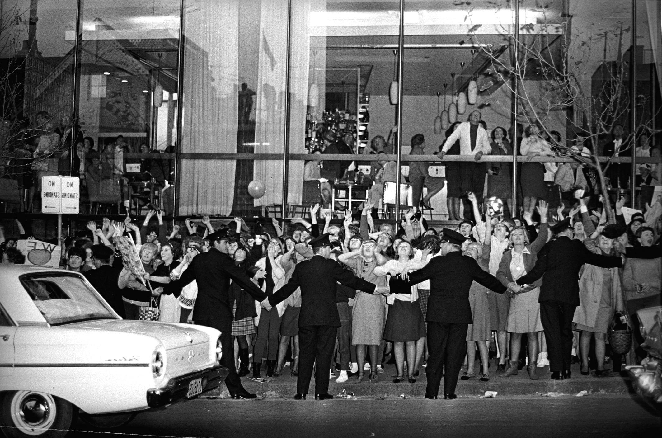 Los policías parando a los fans que gritaban a los Beatles en el Hotel Sheraton de Sydney