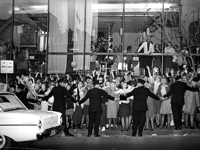 Los policías parando a los fans que gritaban a los Beatles en el Hotel Sheraton de Sydney