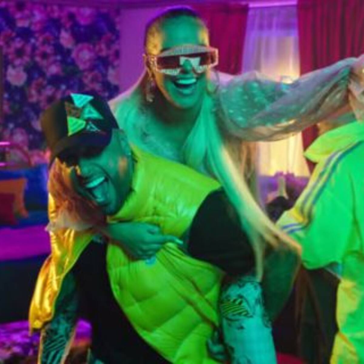 Mi Cama Remix sigue imparable