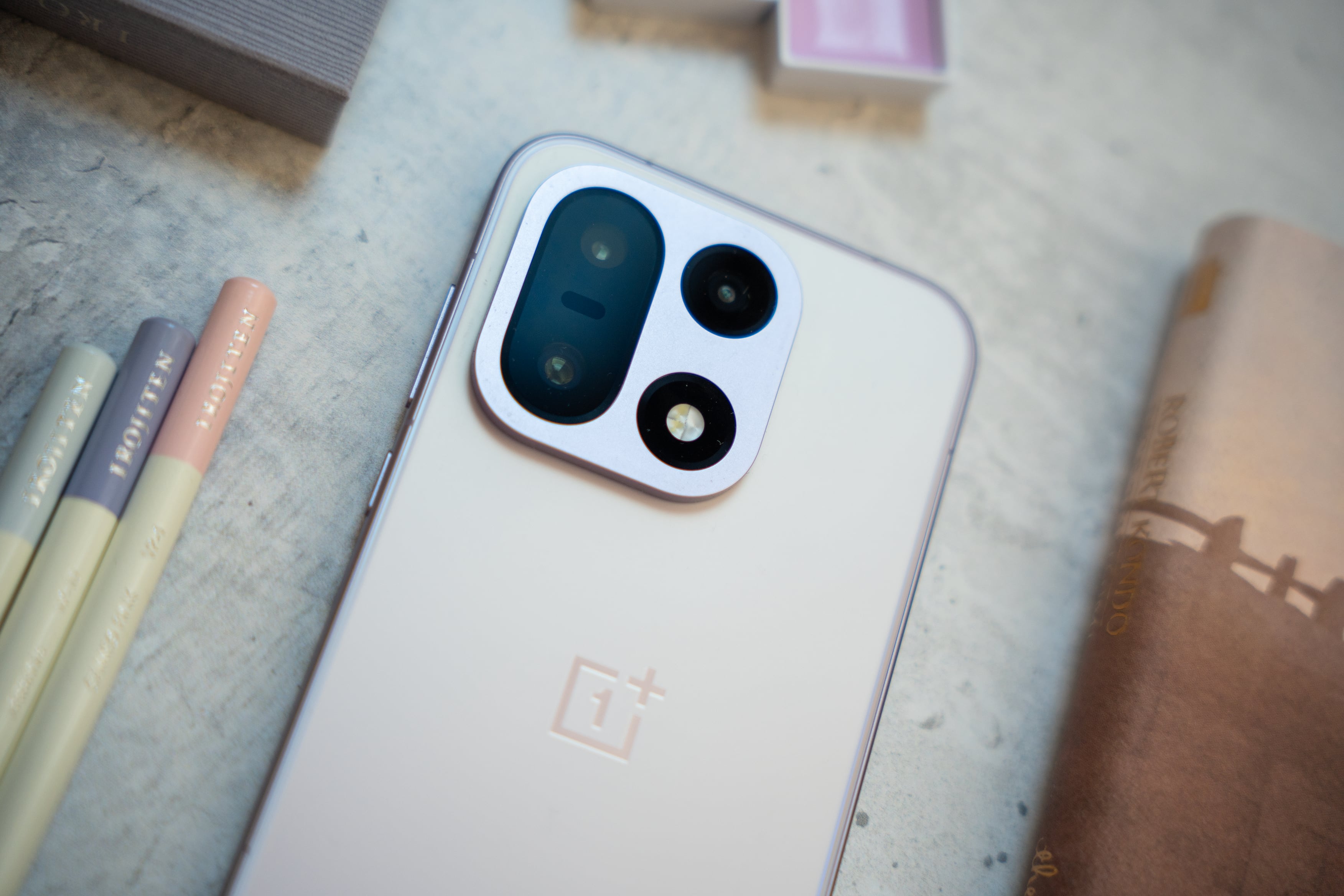 OnePlus 15 &#039;Ultra Violet&#039;: el color más atrevido del nuevo flagship de la marca.