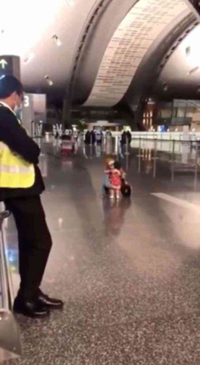 La pequeña niña espero paciente a que le dieran permiso