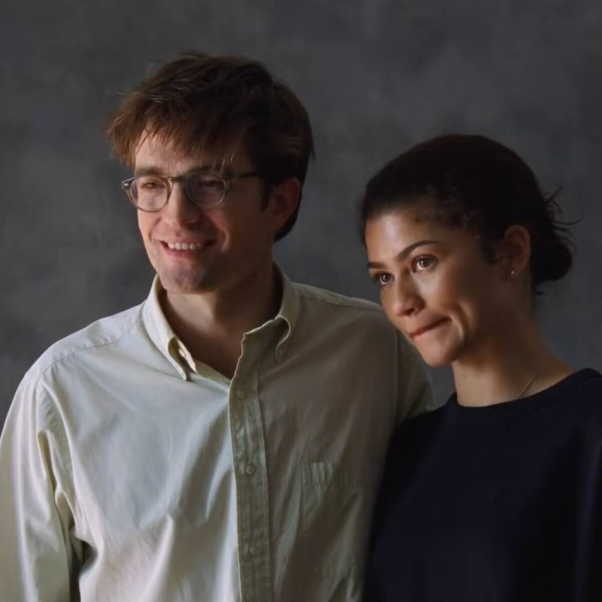 Robert Pattinson y Zendaya practican su baile nupcial en el nuevo tráiler de 'The Drama'