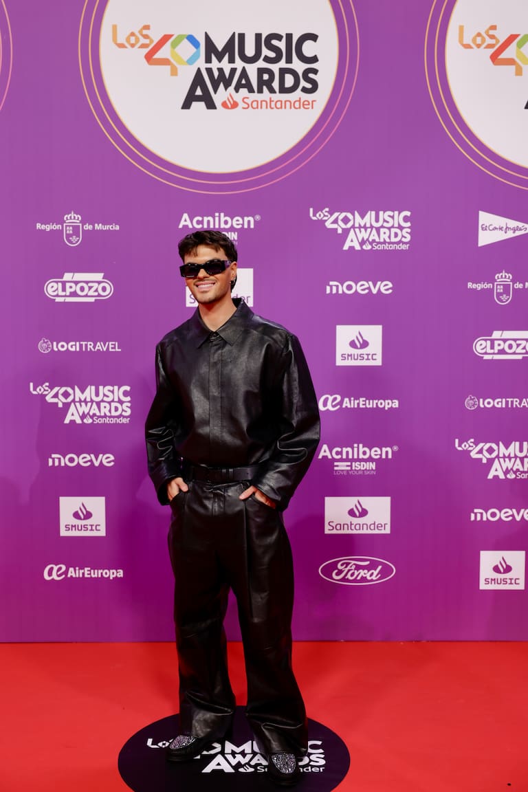 Abraham Mateo ha vestido un total look de chaqueta y pantalón efecto piel en LOS40 Music Awards Santander 2025 de Valencia.