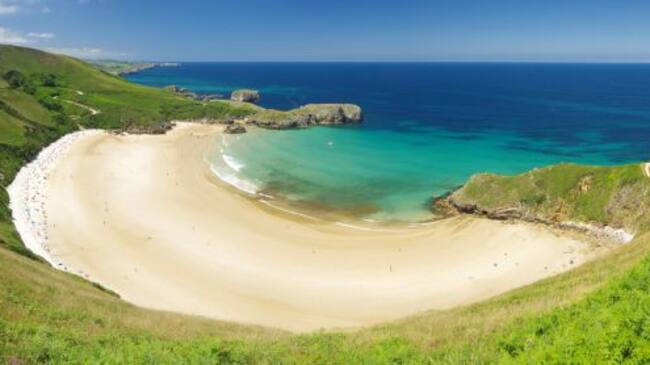 Vistas a la playa del Silencio en Asturias.