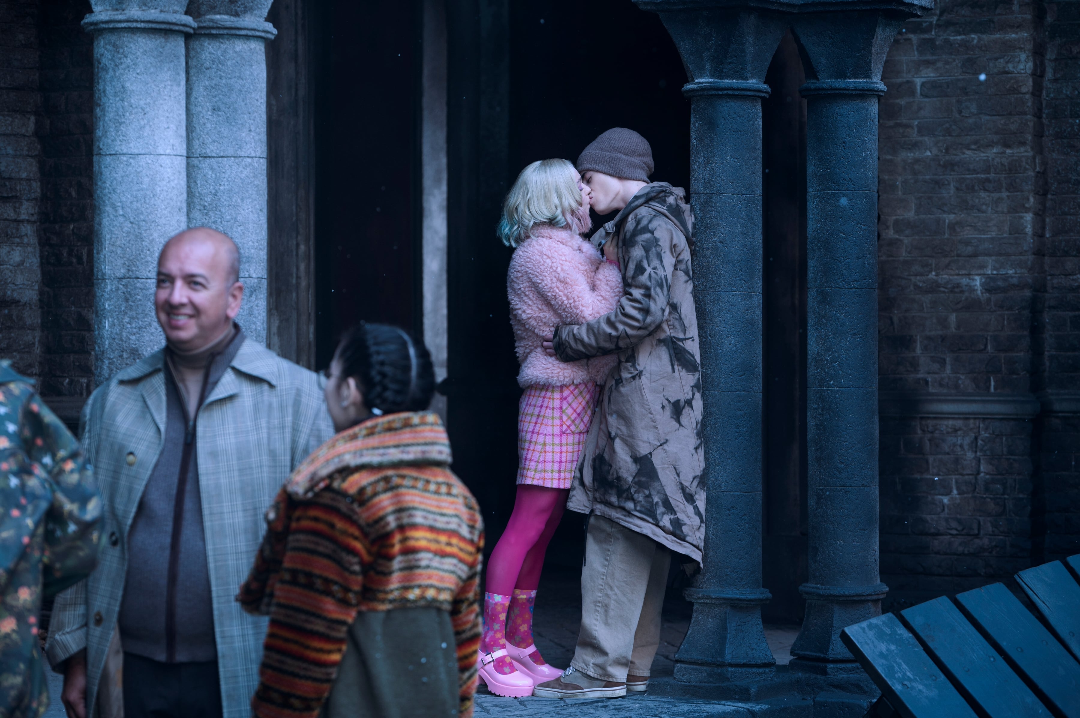 Emma Myers y Georgie Farmer, en la primera temporada de &#039;Miércoles&#039;.