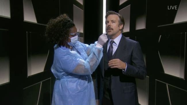 Jason Sudeikis se sometió, en directo, a un test por coronavirus.