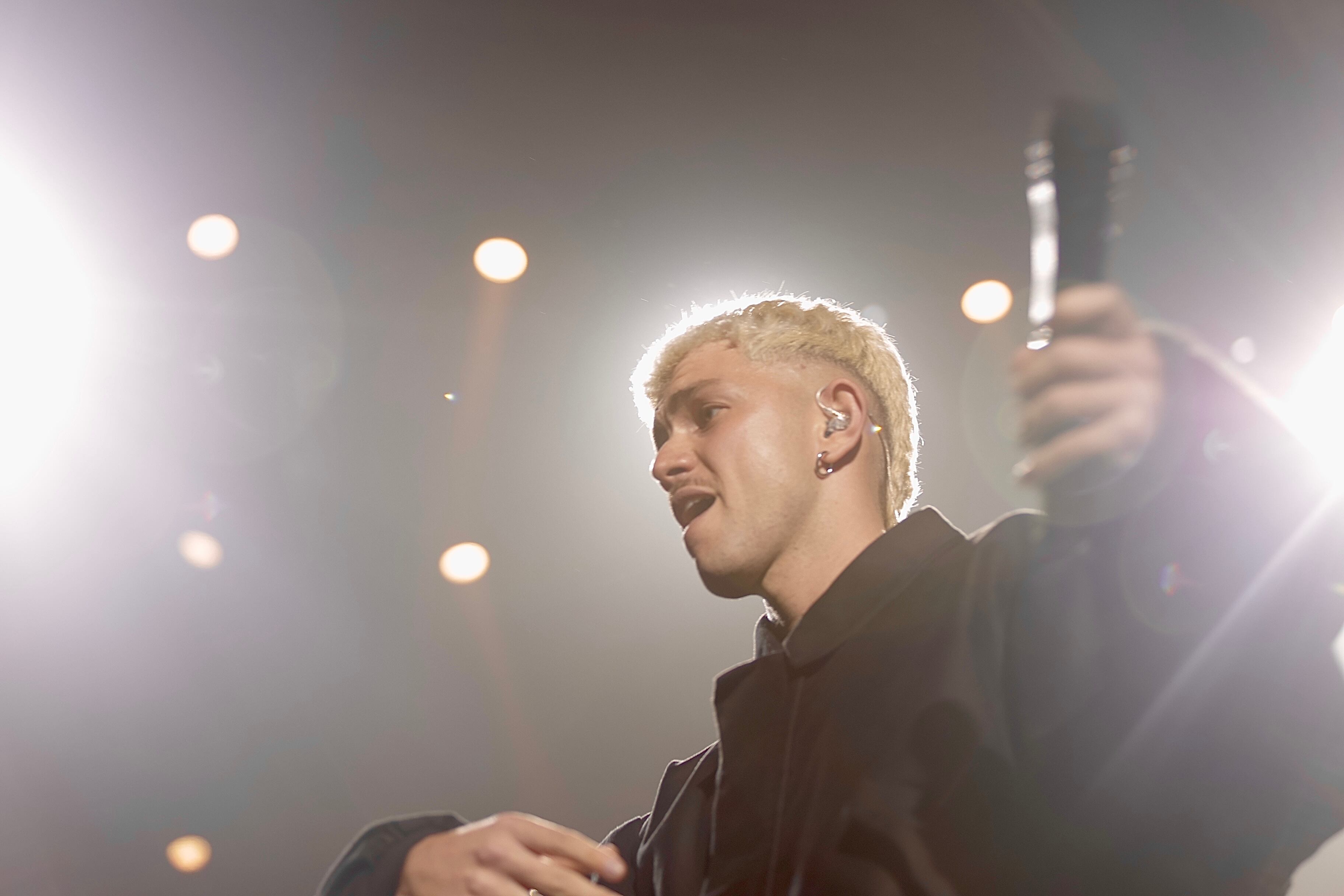 Si hay una canción que ha unido a Marc Seguí con el público es 'Tiroteo' y no ha querido dejar a nadie con ganas de cantarla y les ha dejado acompañarle cantando a capela.