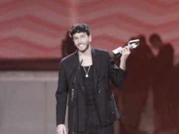 Sebastián Yatra recibe el premio a Mejor Artista de la Categoría Internacional Latina en LOS40 Music Awards