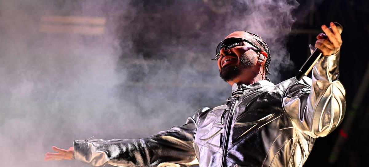 J Balvin cantando en el AccorHotels Arena el 22 de mayo de 2024 en París, Francia.
