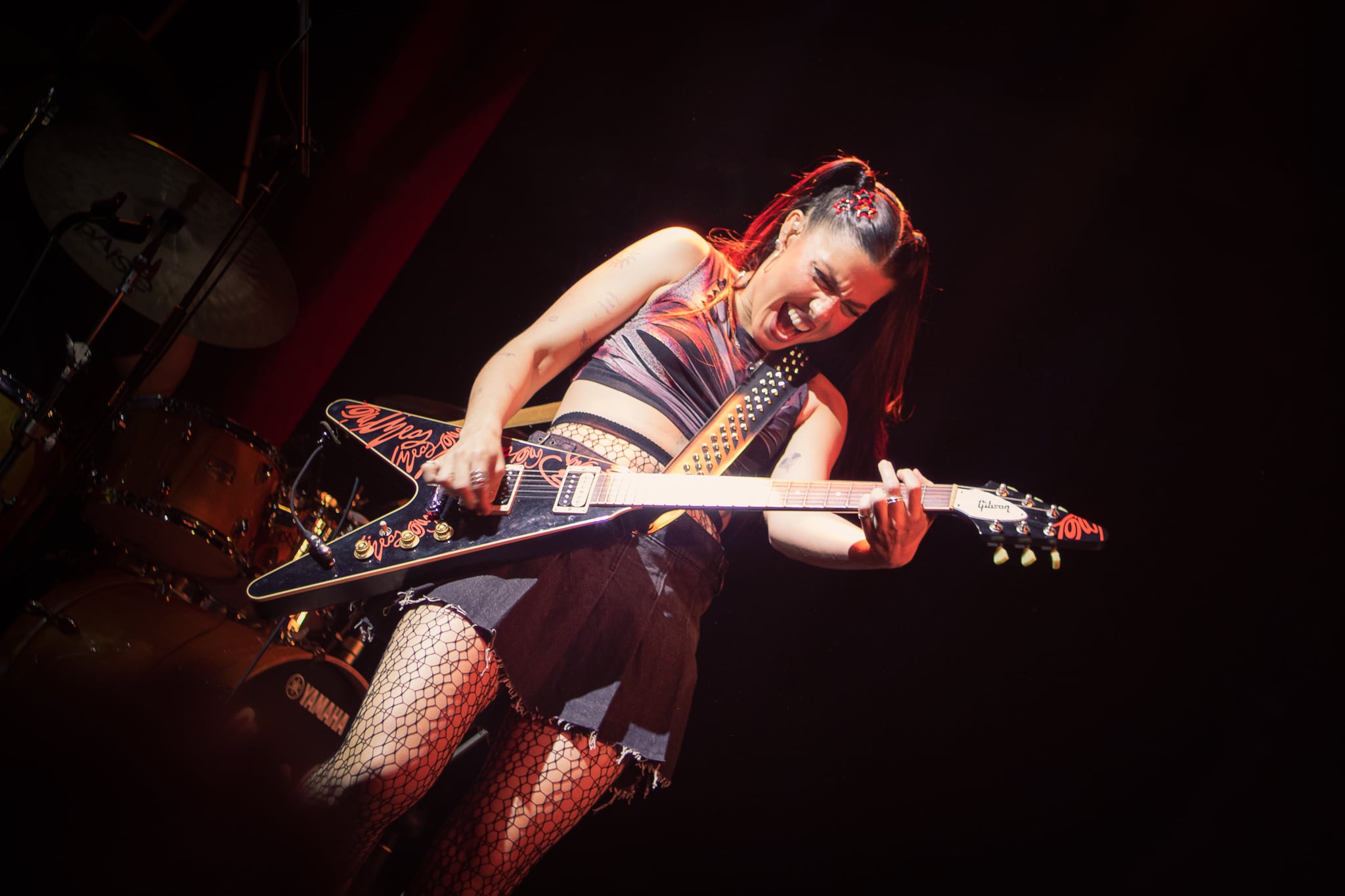 Miriam Rodríguez con su característica Flying V durante la presentación de &#039;Líneas Rojas&#039; en La Sala del WiZink Center