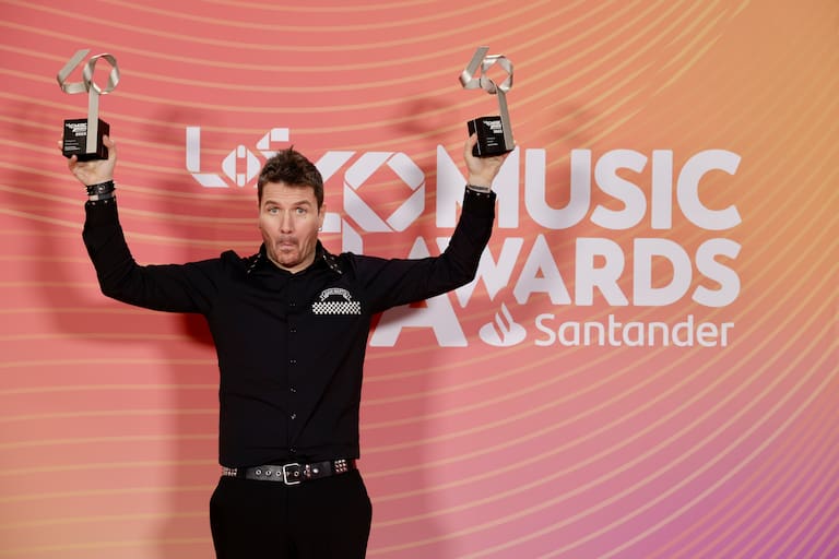 El alma del directo: Dani Martín arrasa con dos galardones, Mejor Artista o Grupo en Directo y Mejor Canción por El Último Día De Nuestras Vidas. ¡Emoción a flor de piel!