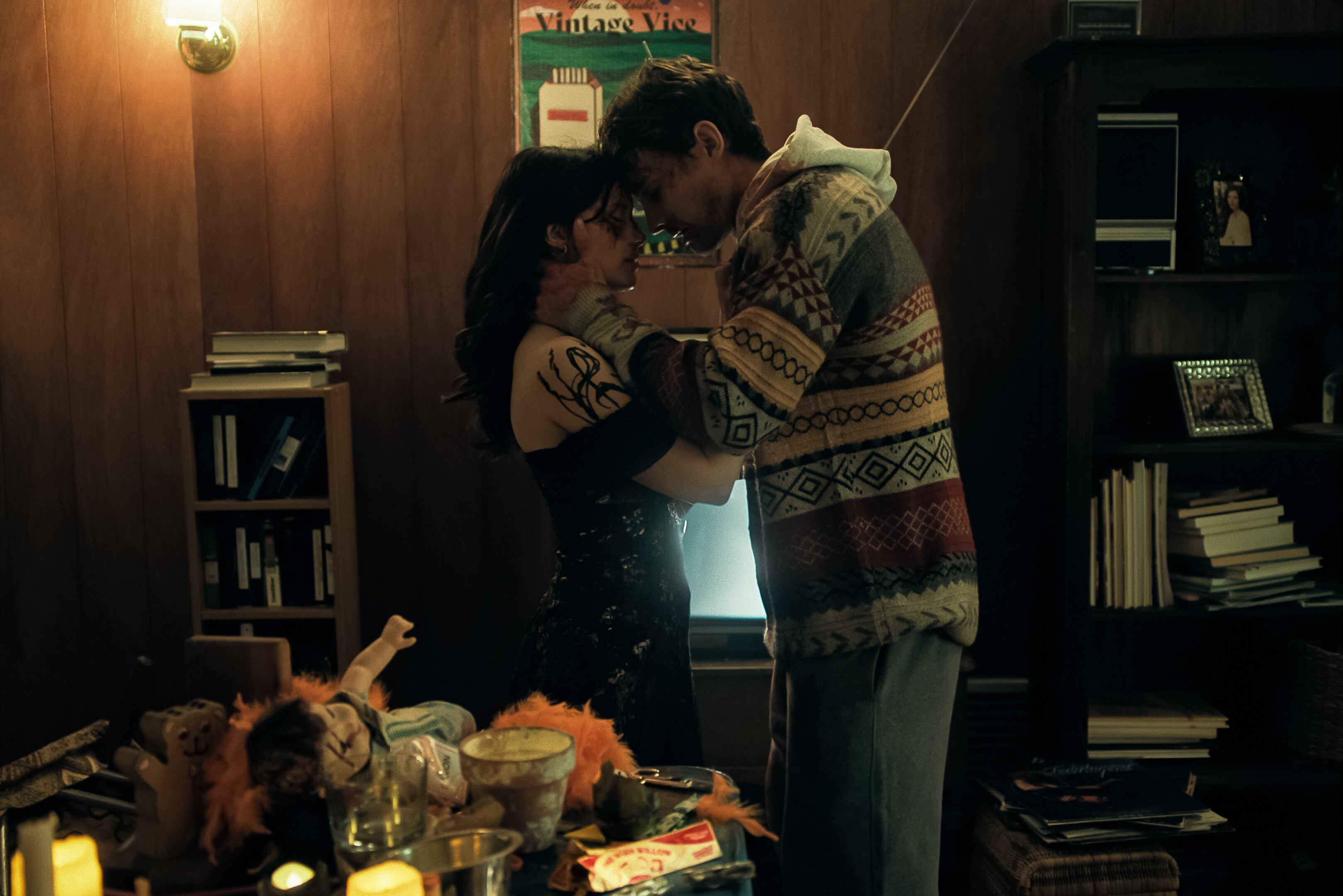 Inde Navarrette como Nikki y Michael Johnston como Bear en 'Obsession'. / Courtesy of Focus Features / © 2026