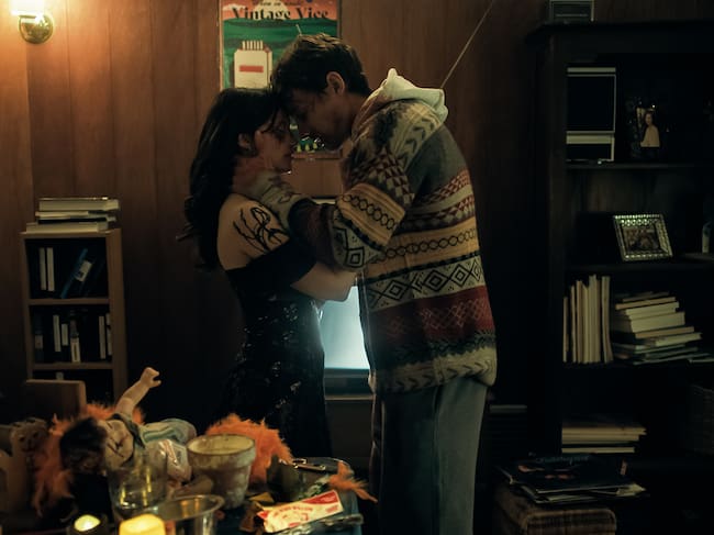 Inde Navarrette como Nikki y Michael Johnston como Bear en 'Obsession'. / Courtesy of Focus Features / © 2026