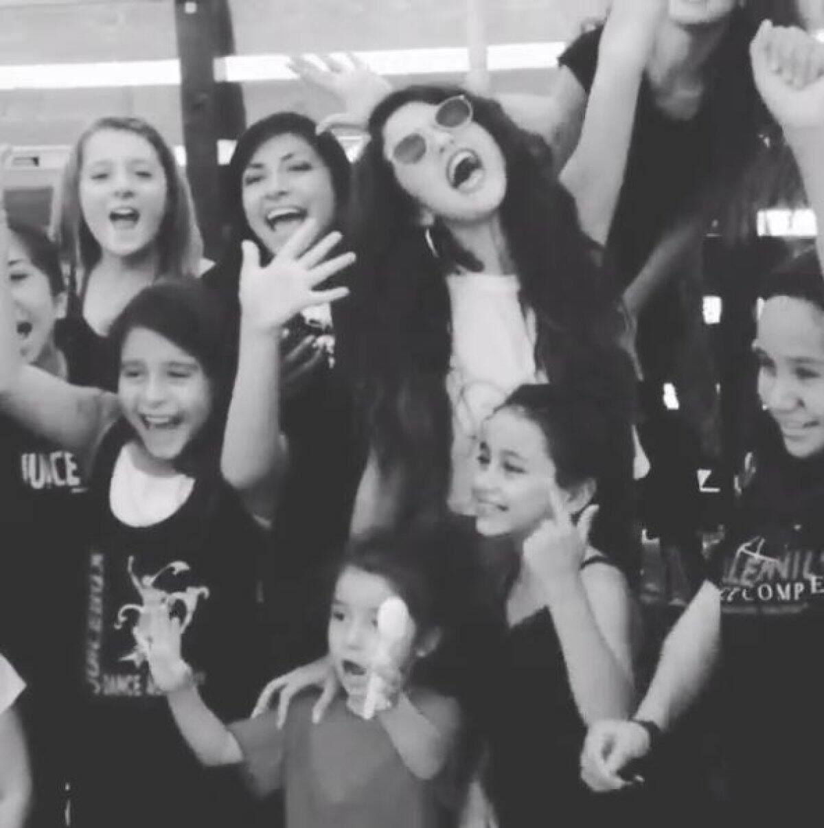 Selena eligió una foto con sus fans más pequeñas para debutar en la red social.