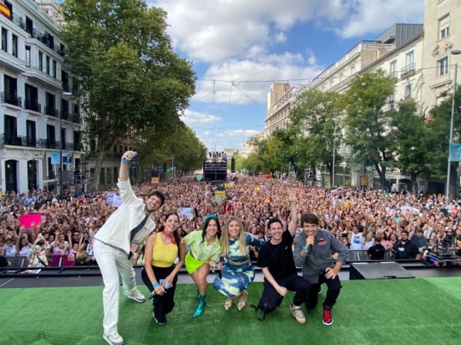 Cristina Boscá y Dani Moreno 'El Gallo' con nuestros compañeros de LOS40 Latinoamérica