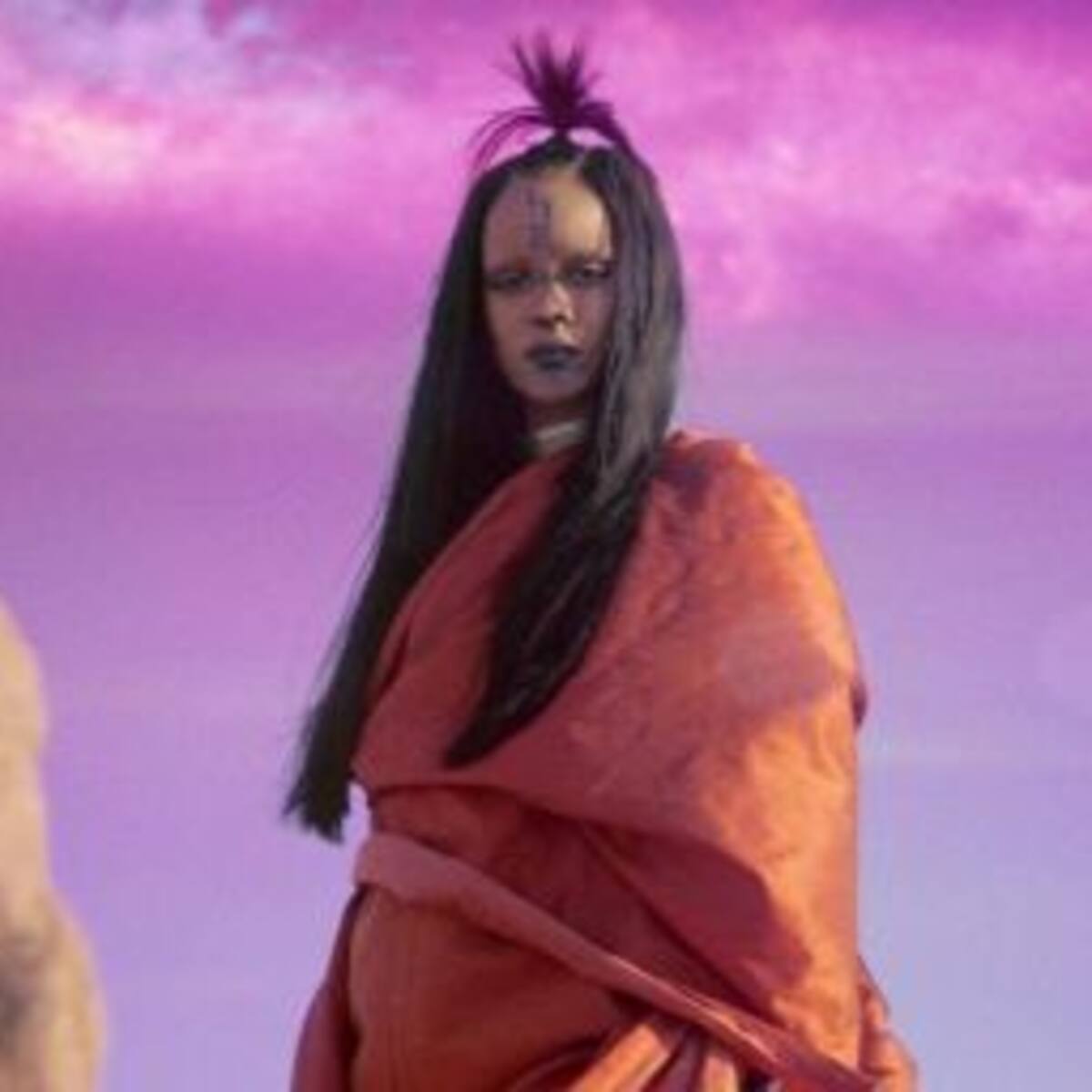 Así es el video oficial de "Sledgehammer" de Rihanna