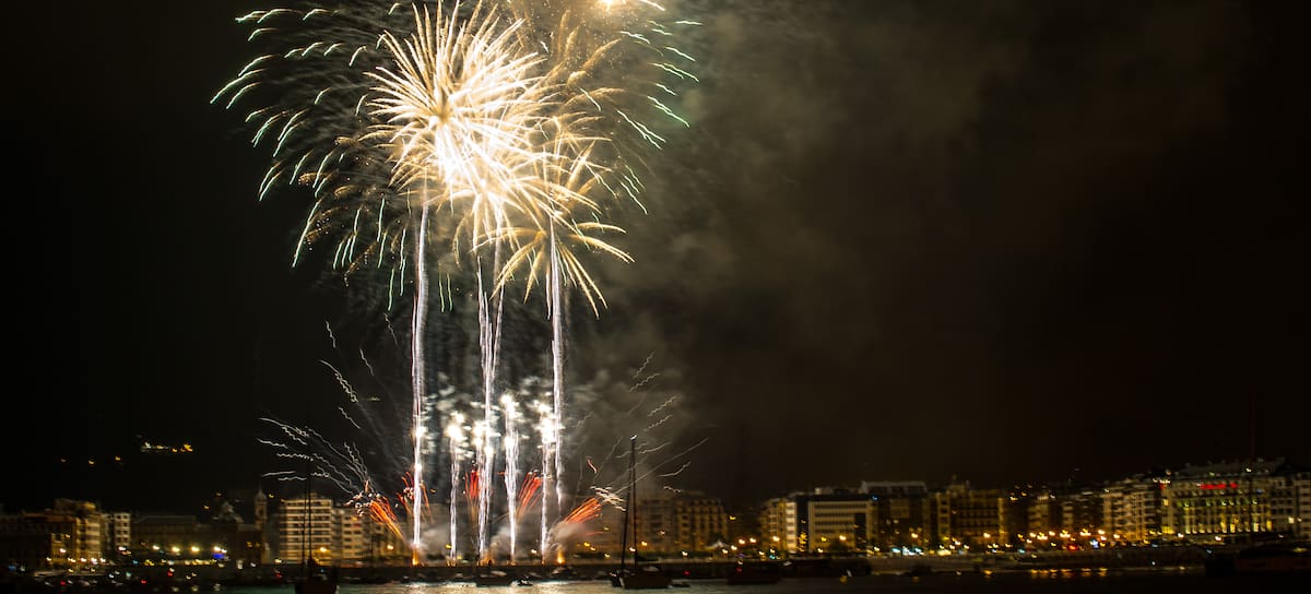 Fuegos artificiales en las fiestas patronales de San Sebastián 15 de agosto.