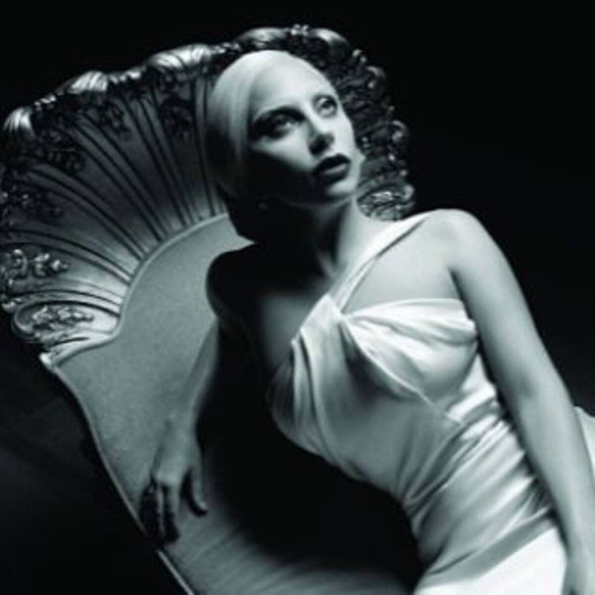 Lady Gaga se tatuó junto a víctimas de acoso sexual