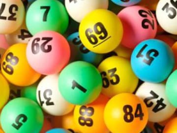 Una pareja gasta sus últimos 8 euros en la lotería y les sucede un milagro