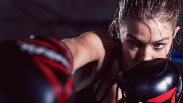 Gigi Hadid se enfunda los guantes para una campaña publicitaria.