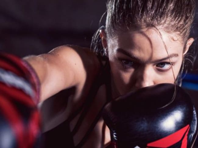 Gigi Hadid se enfunda los guantes para una campaña publicitaria.