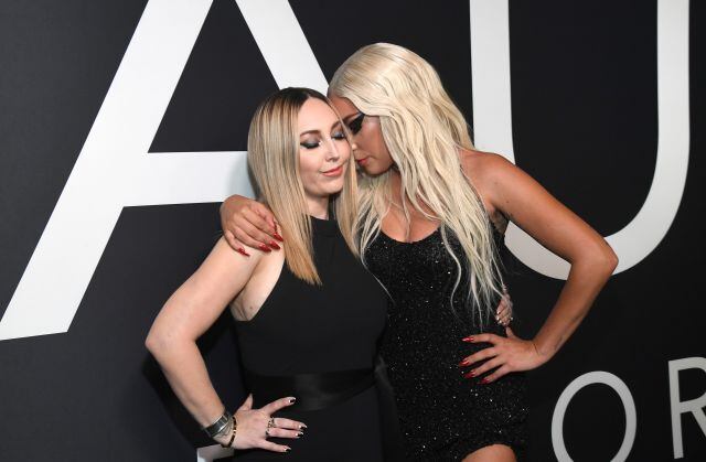 Lady Gaga con Sarah Tanno, su maquilladora y diseñadora de Haus Laboratories.