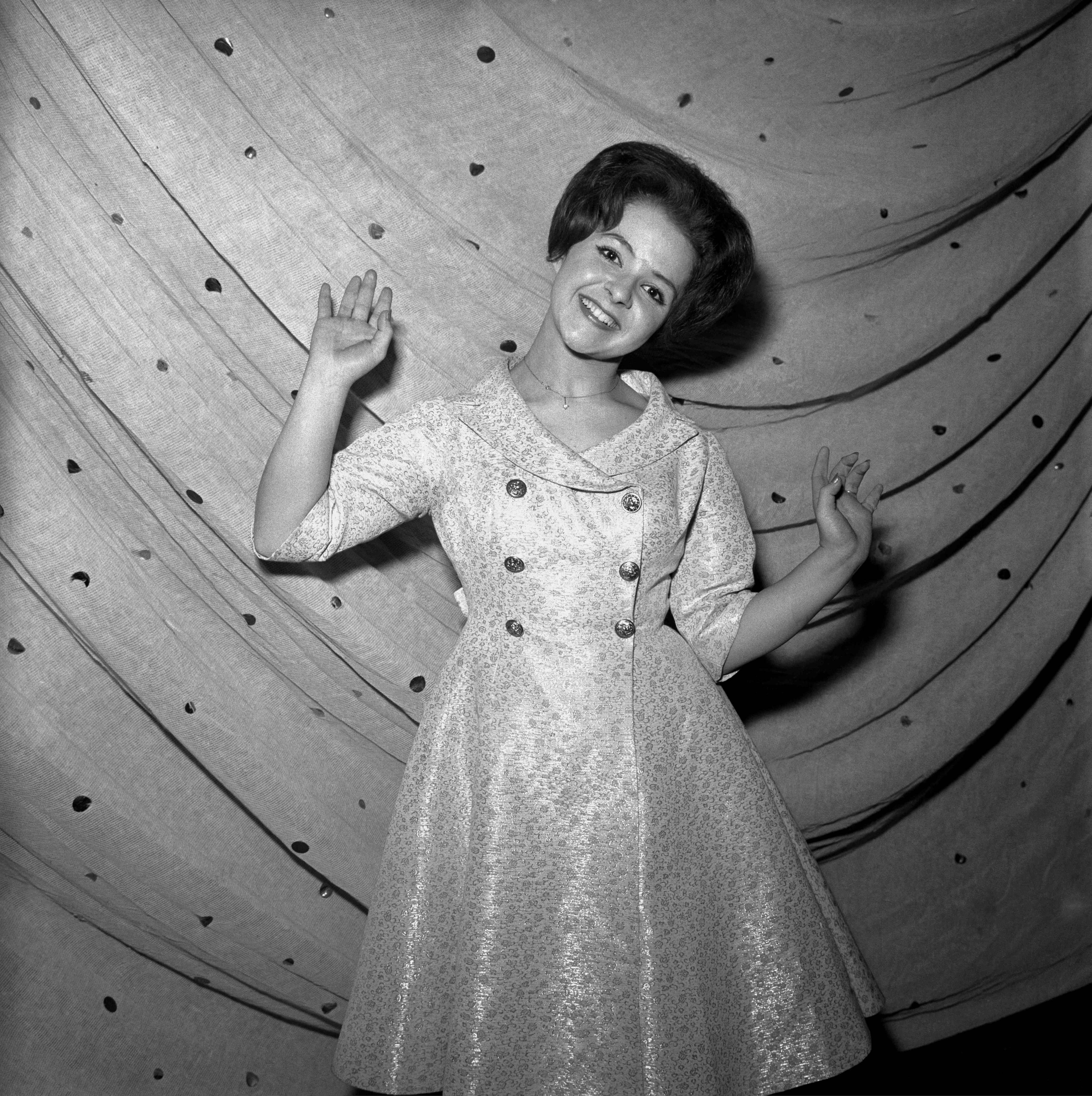 Brenda Lee, posando en un backstage a principios de los años 60