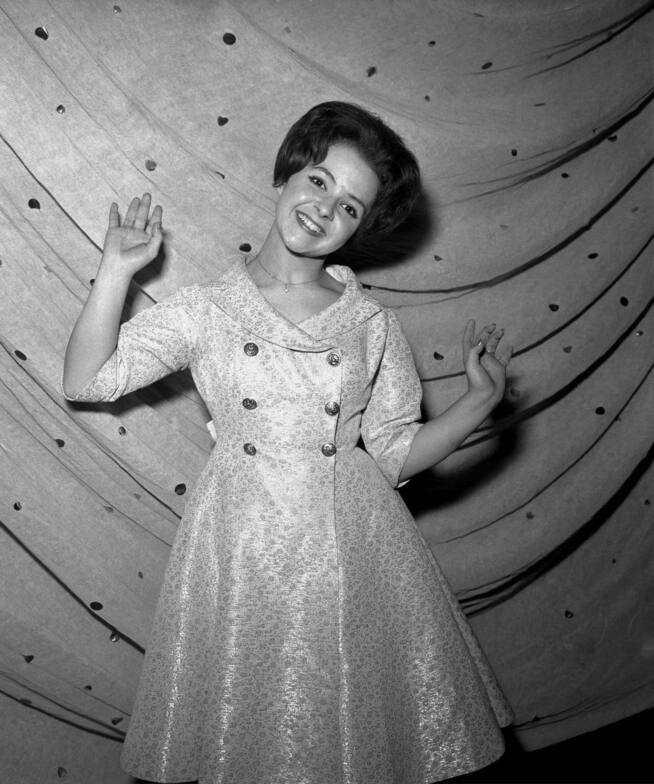 Brenda Lee, posando en un backstage a principios de los años 60