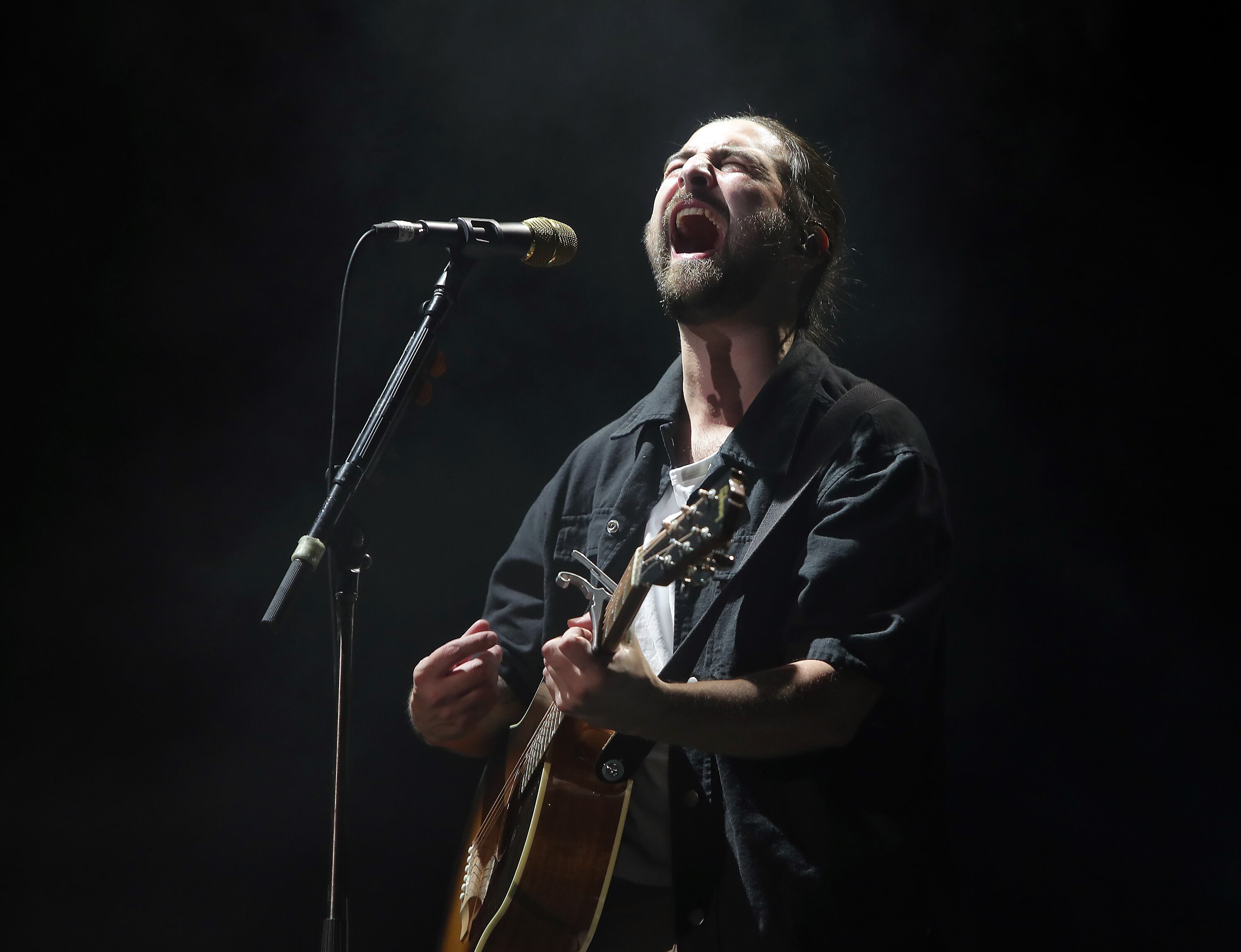 Noah Kahan cantando en el festival 'Extra Innings'.