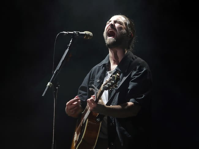 Noah Kahan cantando en el festival 'Extra Innings'.