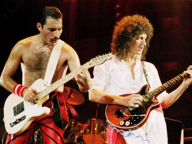 Freddie Mercury y Brian May tocando la guiatarra.
