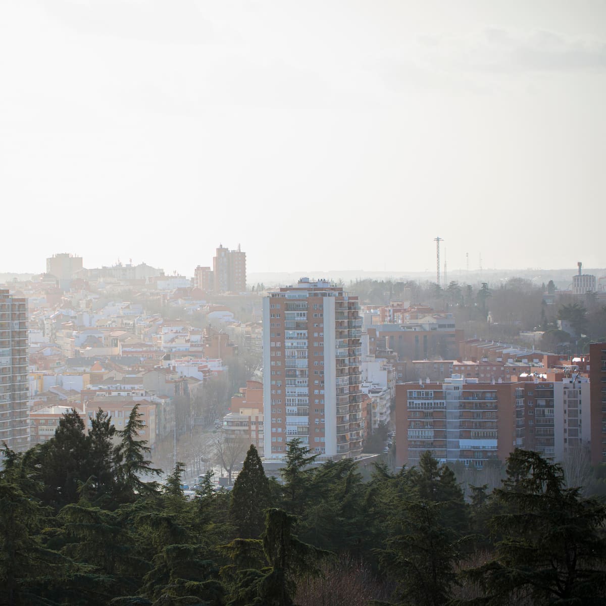 España respira peor en 2025: la contaminación del aire repunta por el calor extremo y el tráfico