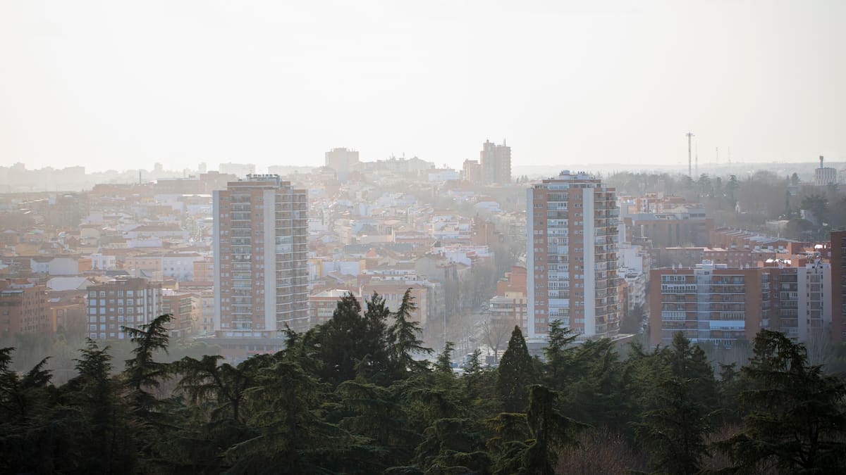España respira peor en 2025: la contaminación del aire repunta por el calor extremo y el tráfico