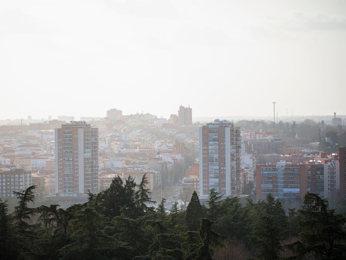 España respira peor en 2025: la contaminación del aire repunta por el calor extremo y el tráfico