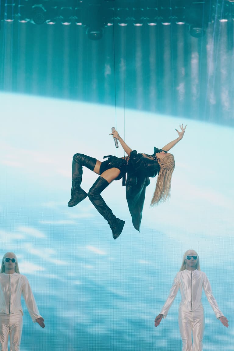 Tini volando sobre el escenario de &#039;FUTTURA&#039; con maxi botas efecto cuero.