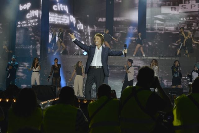 Raphael, en el centro, interpretó Mi Gran Noche junto a los exconcursantes de Operación Triunfo en el concierto OT Bernabéu.