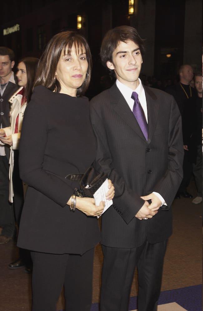 Olivia, la mujer de George Harrison y su hijo Dhani, a su llegada al homenaje "Concert for George" en 2003.