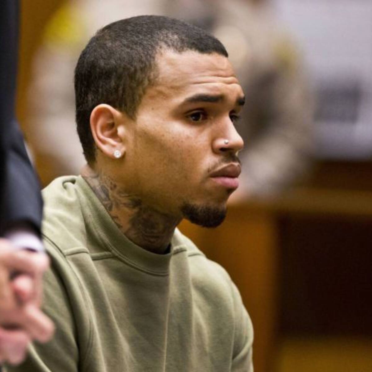 Chris Brown amenaza a una mujer con una pistola