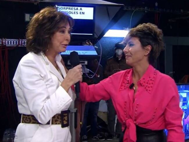 Abrazo emotivo entre Sonsoles Ónega y Ana Rosa Quintana.