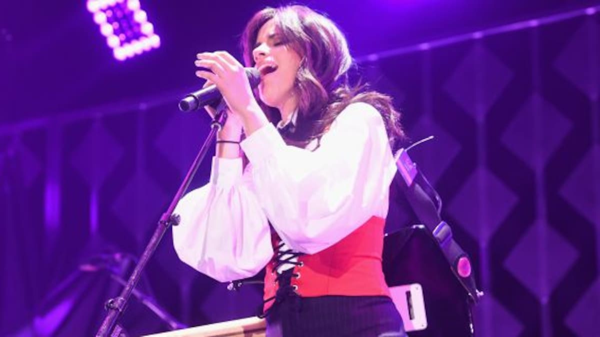 Camila Cabello apareció con un extraño disfraz