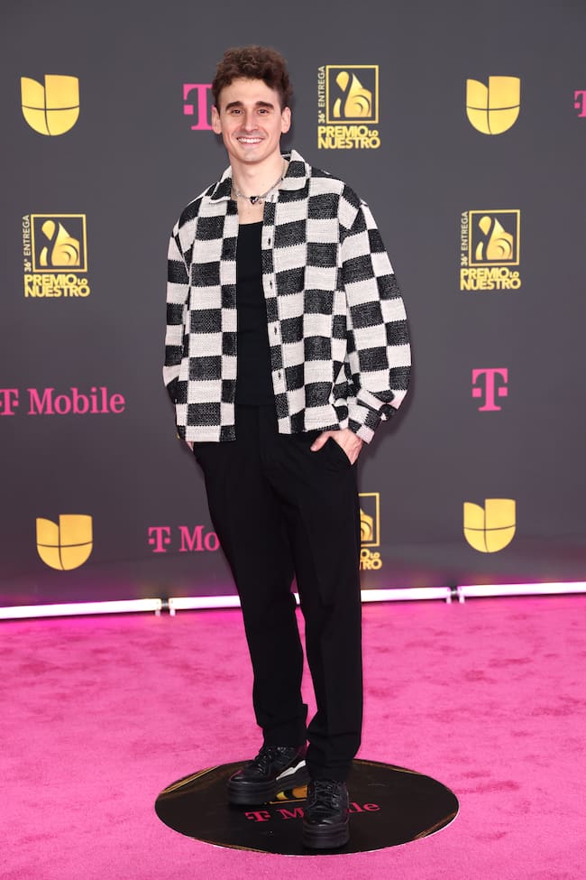 Representación española gracias a Borja que eligió una chaqueta ajedrezada para darle un poco de color a su look negro.