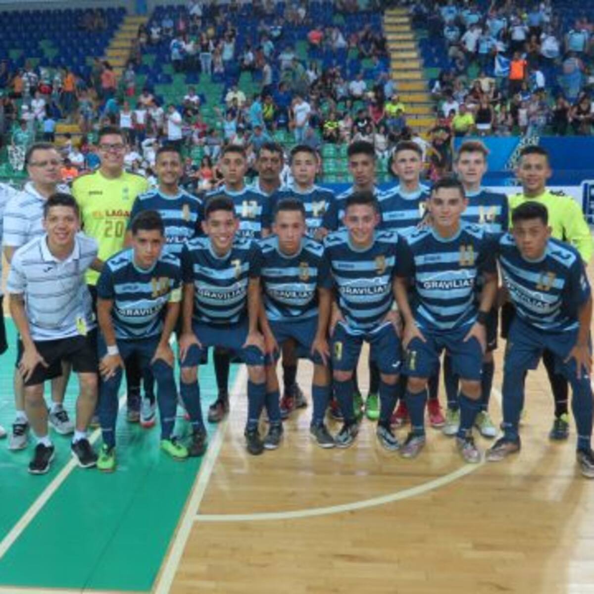 Jóvenes huyen de la violencia y las drogas y usan el fútbol como su arma