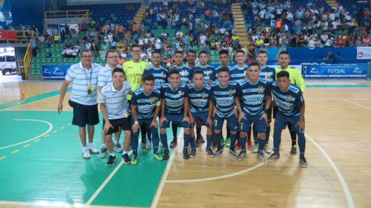 Jóvenes huyen de la violencia y las drogas y usan el fútbol como su arma