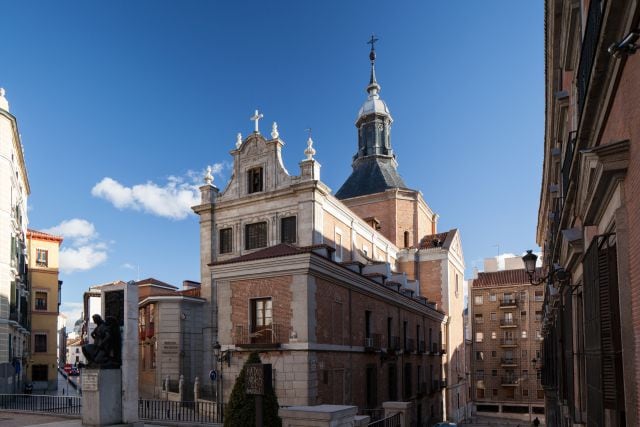 Descubre esta bonita Iglesia en la capital y contemplar la belleza de su interior.