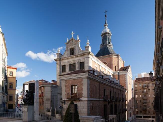 Descubre esta bonita Iglesia en la capital y contemplar la belleza de su interior.