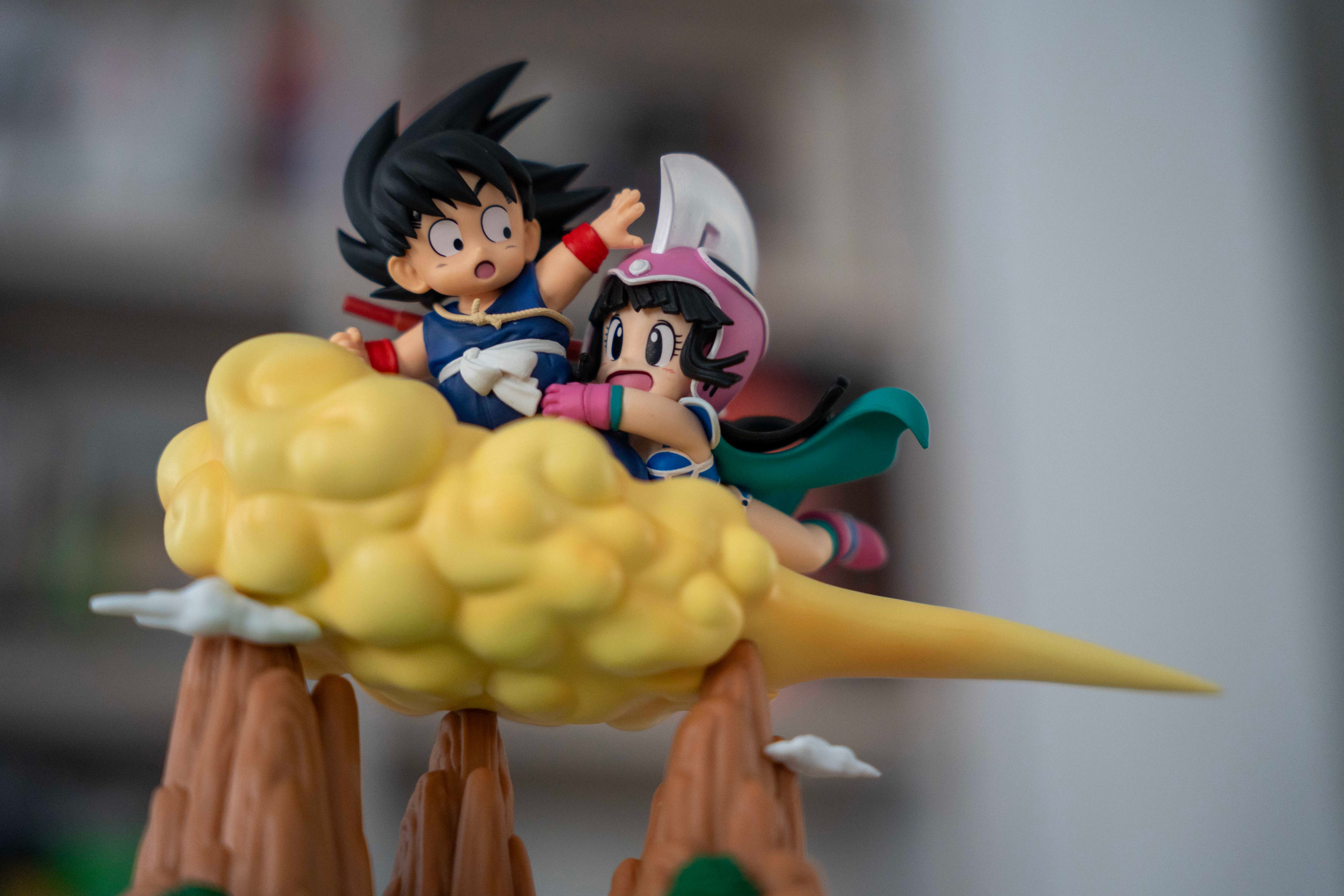 Goku y Chichi vuelan hacia el monte Frypan en la figura más bonita de Dragon Ball que puedes encontrar
